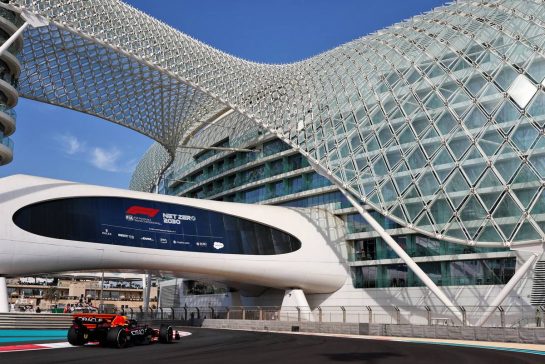 Liam Lawson (NZL) Red Bull Racing RB18 Test Driver.
18.11.2022. Formula 1 World Championship, Rd 22, Abu Dhabi Grand Prix, Yas Marina Circuit, Abu Dhabi, Practice Day.
- www.xpbimages.com, EMail: requests@xpbimages.com © Copyright: Moy / XPB Images