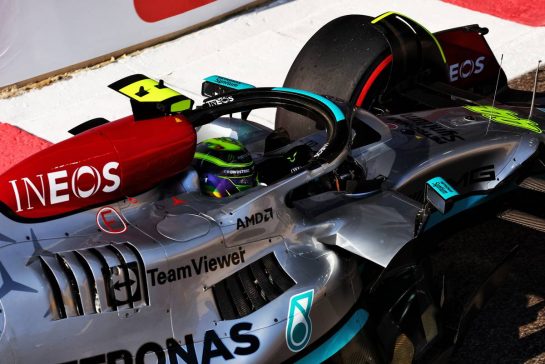 Lewis Hamilton (GBR) Mercedes AMG F1 W13.
19.11.2022. Formula 1 World Championship, Rd 22, Abu Dhabi Grand Prix, Yas Marina Circuit, Abu Dhabi, Qualifying Day.
 - www.xpbimages.com, EMail: requests@xpbimages.com © Copyright: Coates / XPB Images