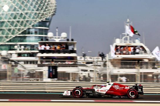 Guanyu Zhou (CHN) Alfa Romeo F1 Team C42.
19.11.2022. Formula 1 World Championship, Rd 22, Abu Dhabi Grand Prix, Yas Marina Circuit, Abu Dhabi, Qualifying Day.
- www.xpbimages.com, EMail: requests@xpbimages.com © Copyright: Moy / XPB Images
