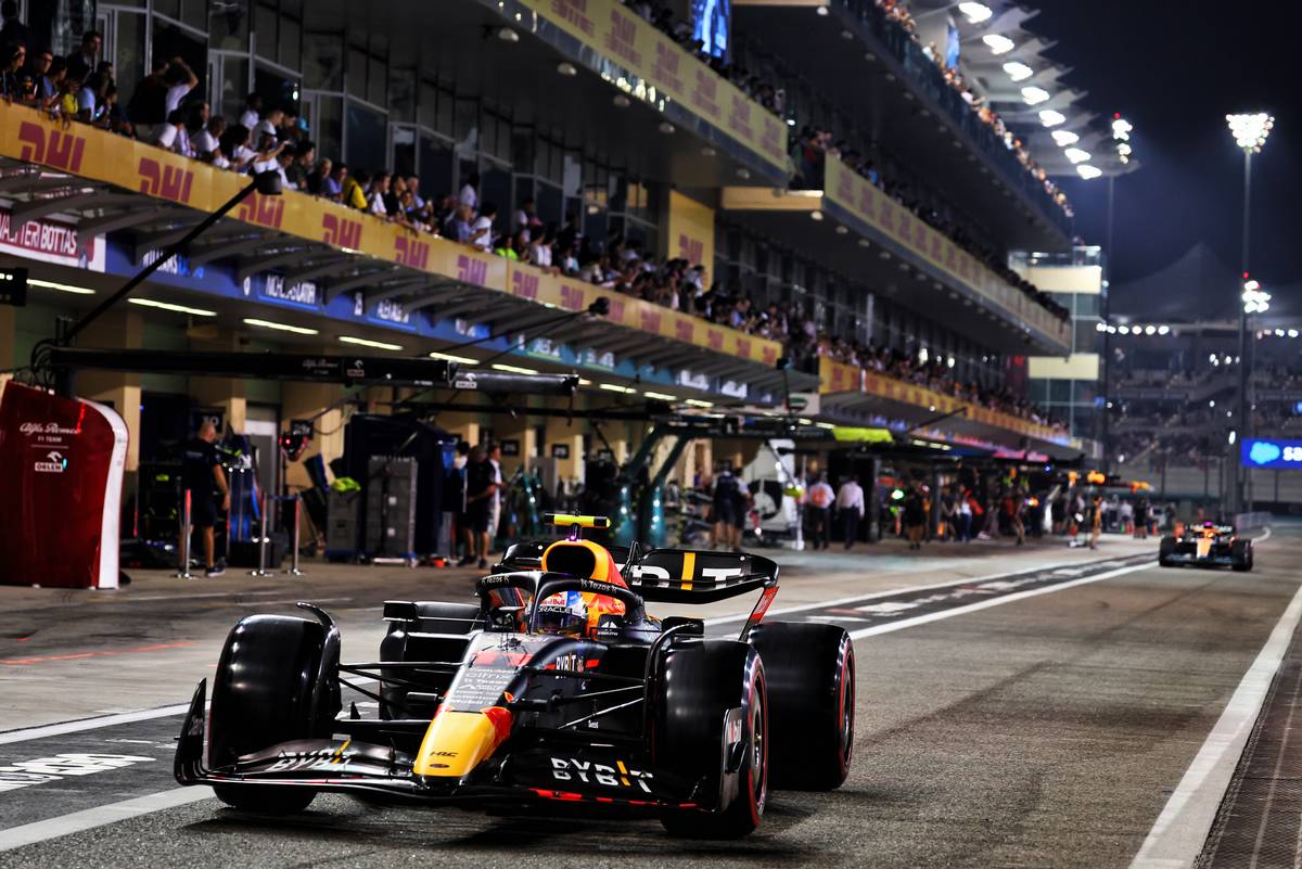 Sergio Perez (MEX) Red Bull Racing RB18. 19.11.2022. Formula 1 World Championship, Rd 22, Abu Dhabi Grand Prix, Yas Marina Circuit, Abu Dhabi, Qualifying