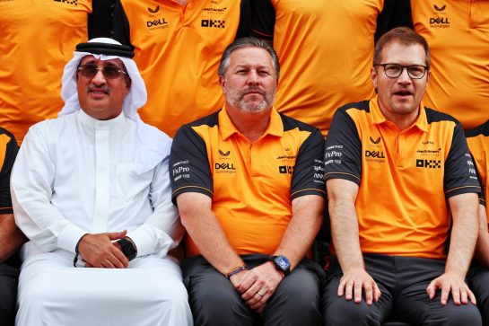 (L to R): Sheikh Mohammed bin Essa Al Khalifa (BRN) CEO of the Bahrain Economic Development Board and McLaren Shareholder; Zak Brown (USA) McLaren Executive Director; and Andreas Seidl, McLaren Managing Director, at a team photograph.
20.11.2022. Formula 1 World Championship, Rd 22, Abu Dhabi Grand Prix, Yas Marina Circuit, Abu Dhabi, Race Day.
- www.xpbimages.com, EMail: requests@xpbimages.com © Copyright: Batchelor / XPB Images