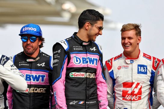 (L to R): Fernando Alonso (ESP) Alpine F1 Team; Esteban Ocon (FRA) Alpine F1 Team; and Mick Schumacher (GER) Haas F1 Team, at the end of year drivers' photograph.
20.11.2022. Formula 1 World Championship, Rd 22, Abu Dhabi Grand Prix, Yas Marina Circuit, Abu Dhabi, Race Day.
- www.xpbimages.com, EMail: requests@xpbimages.com © Copyright: Batchelor / XPB Images