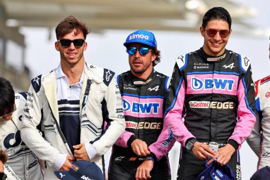 (L to R): Fernando Alonso (ESP) Alpine F1 Team; Esteban Ocon (FRA) Alpine F1 Team; and Mick Schumacher (GER) Haas F1 Team, at the end of year drivers' photograph.
20.11.2022. Formula 1 World Championship, Rd 22, Abu Dhabi Grand Prix, Yas Marina Circuit, Abu Dhabi, Race Day.
- www.xpbimages.com, EMail: requests@xpbimages.com © Copyright: Batchelor / XPB Images