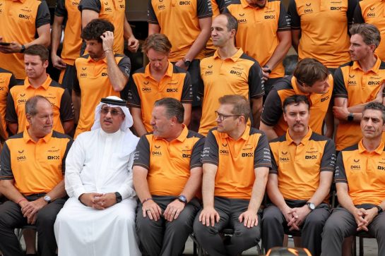McLaren team photograph.
20.11.2022. Formula 1 World Championship, Rd 22, Abu Dhabi Grand Prix, Yas Marina Circuit, Abu Dhabi, Race Day.
- www.xpbimages.com, EMail: requests@xpbimages.com © Copyright: Bearne / XPB Images