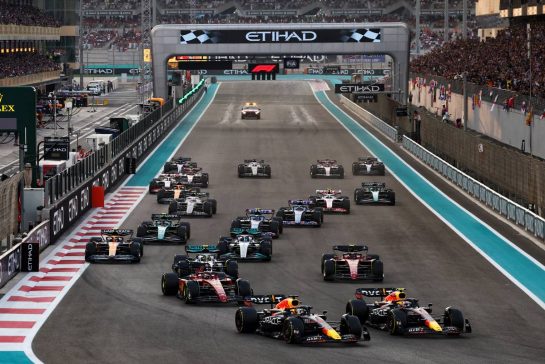 Max Verstappen (NLD) Red Bull Racing RB18 and Sergio Perez (MEX) Red Bull Racing RB18 lead at the start of the race.
20.11.2022. Formula 1 World Championship, Rd 22, Abu Dhabi Grand Prix, Yas Marina Circuit, Abu Dhabi, Race Day.
- www.xpbimages.com, EMail: requests@xpbimages.com © Copyright: Batchelor / XPB Images
