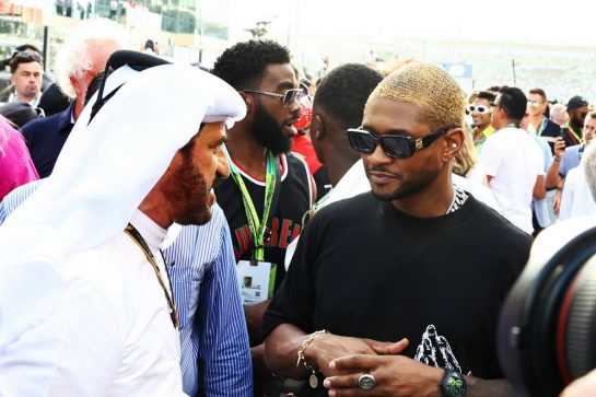 (L to R): Mohammed Bin Sulayem (UAE) FIA President with Usher (USA) Singer on the grid.
20.11.2022. Formula 1 World Championship, Rd 22, Abu Dhabi Grand Prix, Yas Marina Circuit, Abu Dhabi, Race Day.
 - www.xpbimages.com, EMail: requests@xpbimages.com © Copyright: Coates / XPB Images