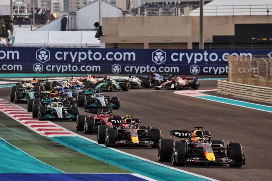 Max Verstappen (NLD) Red Bull Racing RB18 leads at the start of the race.
20.11.2022. Formula 1 World Championship, Rd 22, Abu Dhabi Grand Prix, Yas Marina Circuit, Abu Dhabi, Race Day.
- www.xpbimages.com, EMail: requests@xpbimages.com © Copyright: Bearne / XPB Images
