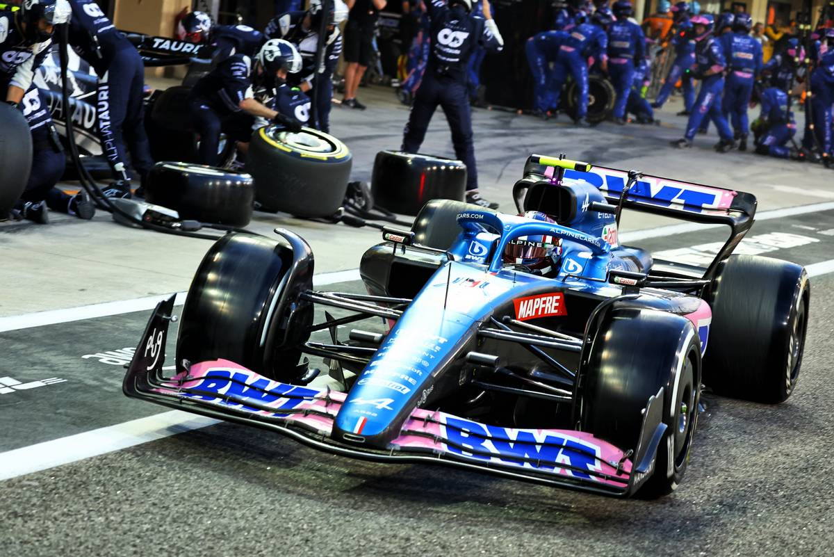 Esteban Ocon (FRA) Alpine F1 Team A522 makes a pit stop. 20.11.2022. Formula 1 World Championship, Rd 22, Abu Dhabi Grand Prix, Yas Marina Circuit, Abu Dhabi, Race