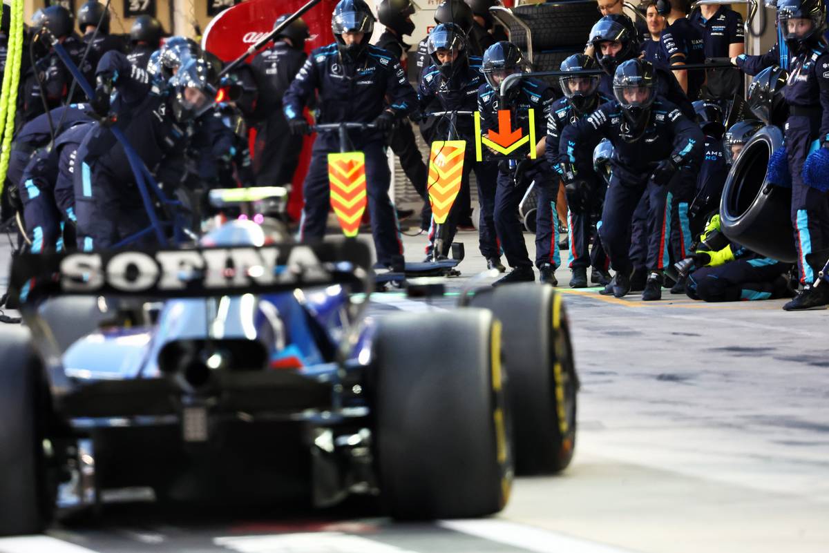Nicholas Latifi (CDN) Williams Racing FW44 makes a pit stop. 20.11.2022. Formula 1 World Championship, Rd 22, Abu Dhabi Grand Prix, Yas Marina Circuit, Abu Dhabi, Race
