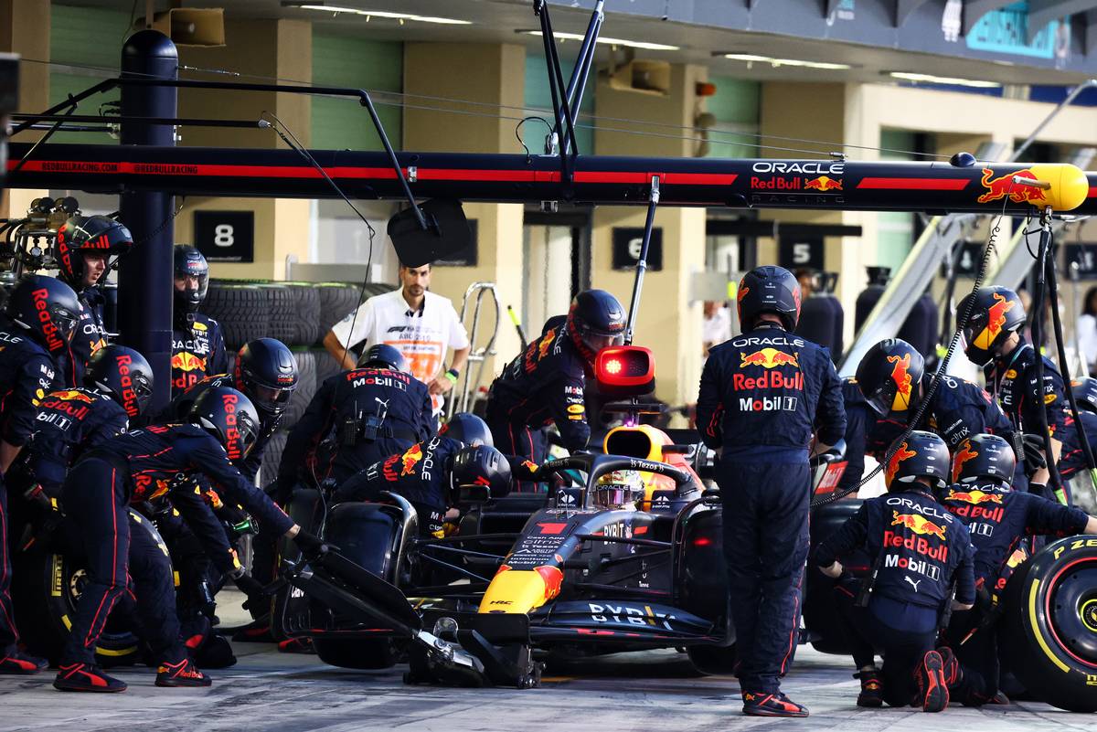 Max Verstappen (NLD) Red Bull Racing RB18 makes a pit stop. 20.11.2022. Formula 1 World Championship, Rd 22, Abu Dhabi Grand Prix, Yas Marina Circuit, Abu Dhabi, Race