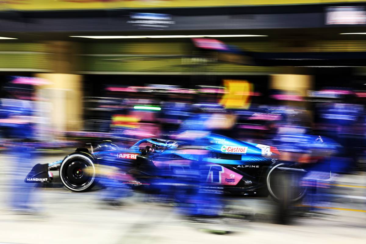 Fernando Alonso (ESP) Alpine F1 Team A522 makes a pit stop. 20.11.2022. Formula 1 World Championship, Rd 22, Abu Dhabi Grand Prix, Yas Marina Circuit, Abu Dhabi, Race