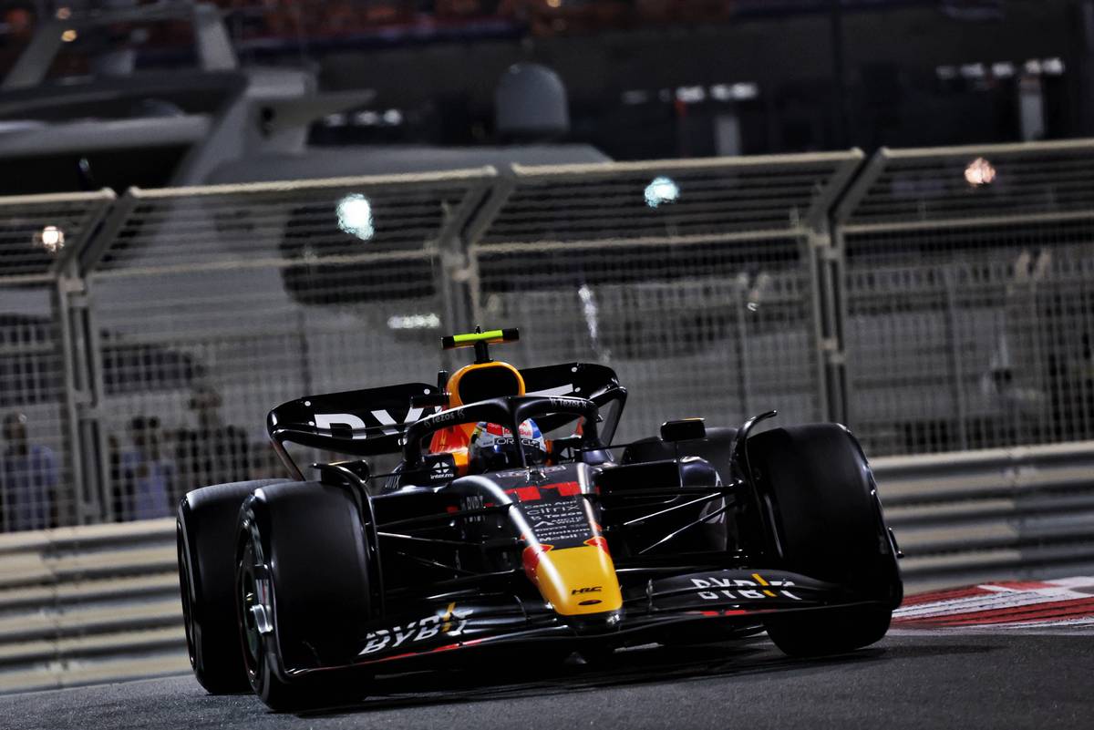 Sergio Perez (MEX) Red Bull Racing RB18. 20.11.2022. Formula 1 World Championship, Rd 22, Abu Dhabi Grand Prix, Yas Marina Circuit, Abu Dhabi, Race