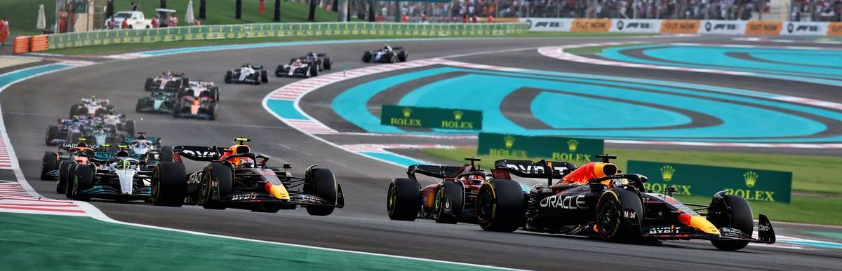 Max Verstappen (NLD) Red Bull Racing RB18 leads at the start of the race. 20.11.2022. Formula 1 World Championship, Rd 22, Abu Dhabi Grand Prix, Yas Marina Circuit, Abu Dhabi, Race