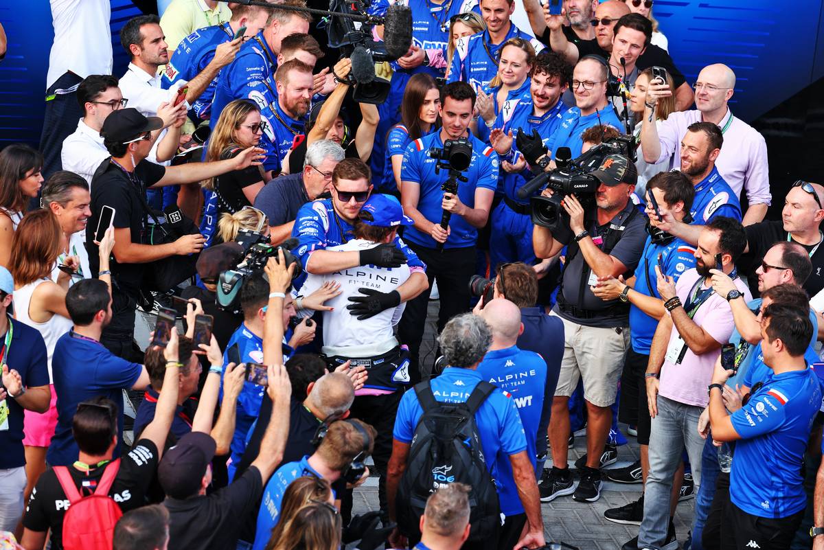 Fernando Alonso (ESP) Alpine F1 Team - guard of honour from the team. 20.11.2022. Formula 1 World Championship, Rd 22, Abu Dhabi Grand Prix, Yas Marina Circuit, Abu Dhabi, Race