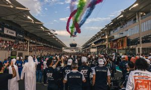 AlphaTauri on the grid as flyby takes place. 20.11.2022. Formula 1 World Championship, Rd 22, Abu Dhabi Grand Prix, Yas Marina Circuit, Abu Dhabi, Race