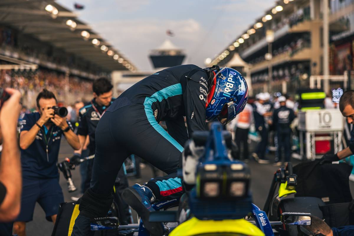 Alexander Albon (THA) Williams Racing FW44 on the grid. 20.11.2022. Formula 1 World Championship, Rd 22, Abu Dhabi Grand Prix, Yas Marina Circuit, Abu Dhabi, Race