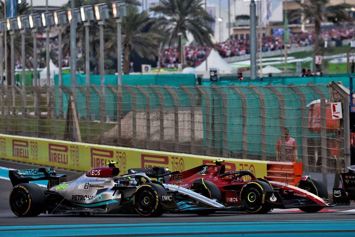 Lewis Hamilton (GBR) Mercedes AMG F1 W13 and Carlos Sainz Jr (ESP) Ferrari F1-75 battle for position. 20.11.2022. Formula 1 World Championship, Rd 22, Abu Dhabi Grand Prix, Yas Marina Circuit, Abu Dhabi, Race