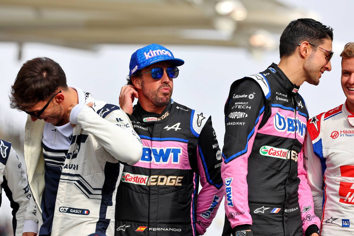 Pierre Gasly (FRA) AlphaTauri; Fernando Alonso (ESP) Alpine F1 Team; Esteban Ocon (FRA) Alpine F1 Team; and Mick Schumacher (GER) Haas F1 Team, at the end of year drivers' photograph. 20.11.2022. Formula 1 World Championship, Rd 22, Abu Dhabi Grand Prix, Yas Marina Circuit, Abu Dhabi, Race