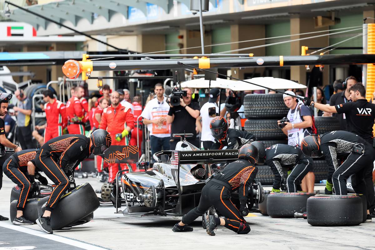 Juan Manuel Correa (USA) Van Amersfoort Racing makes a pit stop. 20.11.2022. Formula 2 Championship, Rd 14, Yas Marina Circuit, Abu Dhabi, UAE, Feature Race, Sunday