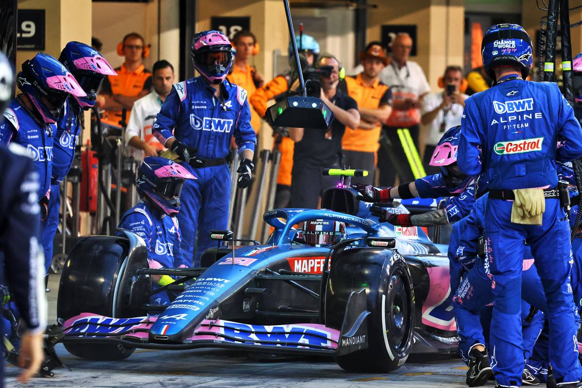 Esteban Ocon (FRA) Alpine F1 Team A522 makes a pit stop. 20.11.2022. Formula 1 World Championship, Rd 22, Abu Dhabi Grand Prix, Yas Marina Circuit, Abu Dhabi, Race