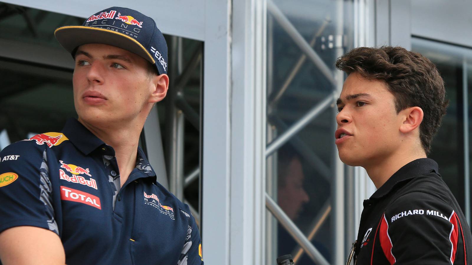 ‘Max adalah kakak saya di paddock F1’, kata de Vries