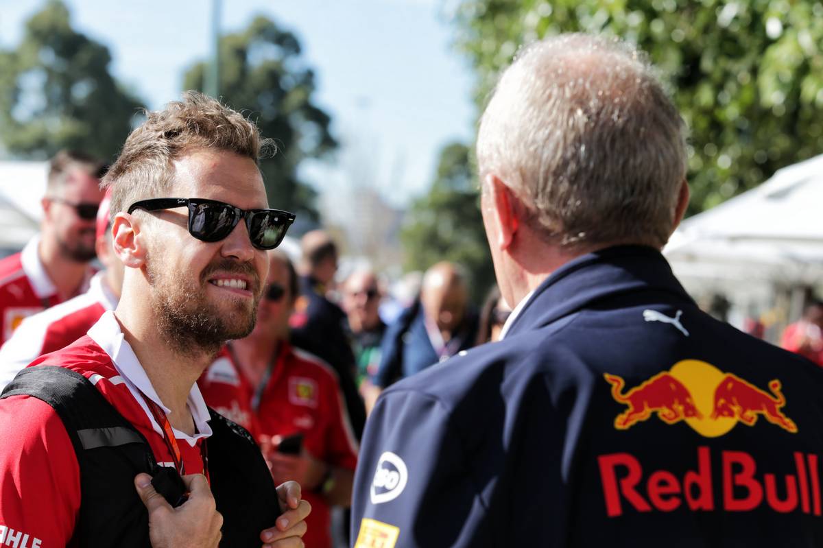 Sebastian Vettel (GER) Ferrari bersama Dr Helmut Marko (AUT) Red Bull Motorsport Consultant.  24.03.2017.  Kejuaraan Dunia Formula 1, Rd 1, Grand Prix Australia, Albert Park, Melbourne, Australia, Latihan