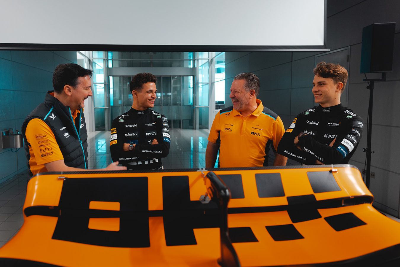 Andrea Stella, Lando Norris, Zak Brown, Oscar Piastri - Lanzamiento del equipo McLaren 2023