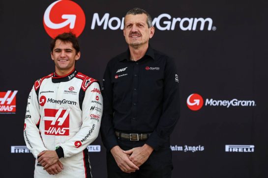 Pietro Fittipaldi (BRA), Haas F1 Team and Guenther Steiner (ITA), Haas F1 Team Prinicipal 
23.02.2023. Formula 1 Testing, Sakhir, Bahrain, Day One.
- www.xpbimages.com, EMail: requests@xpbimages.com © Copyright: Charniaux / XPB Images