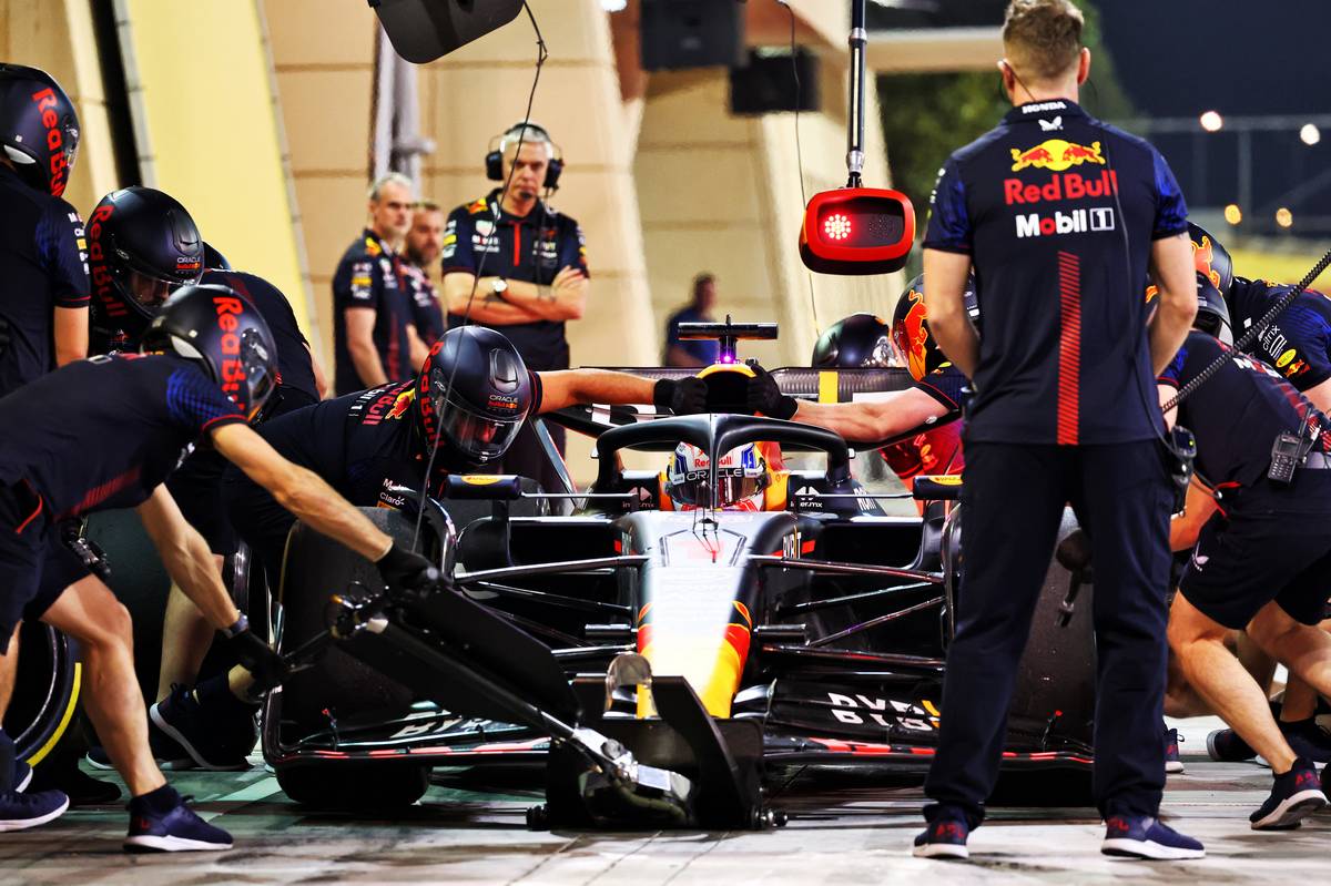 Max Verstappen (NLD) Red Bull Racing RB19 practices a pit stop. 23.02.2023. Formula 1 Testing, Sakhir, Bahrain, Day One.