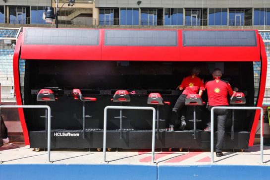 Ferrari pit gantry.
24.02.2023. Formula 1 Testing, Sakhir, Bahrain, Day Two.
- www.xpbimages.com, EMail: requests@xpbimages.com © Copyright: Batchelor / XPB Images