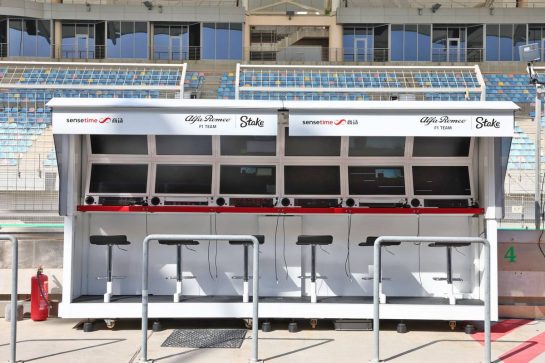 Alfa Romeo F1 Team pit gantry.
24.02.2023. Formula 1 Testing, Sakhir, Bahrain, Day Two.
- www.xpbimages.com, EMail: requests@xpbimages.com © Copyright: Batchelor / XPB Images