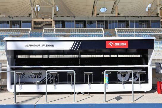 AlphaTauri pit gantry.
24.02.2023. Formula 1 Testing, Sakhir, Bahrain, Day Two.
- www.xpbimages.com, EMail: requests@xpbimages.com © Copyright: Batchelor / XPB Images
