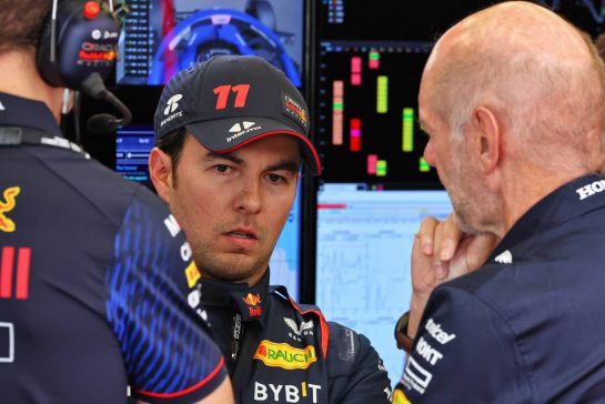 Sergio Perez (MEX) Red Bull Racing with Adrian Newey (GBR) Red Bull Racing Chief Technical Officer.
24.02.2023. Formula 1 Testing, Sakhir, Bahrain, Day Two.
- www.xpbimages.com, EMail: requests@xpbimages.com © Copyright: Coates / XPB Images