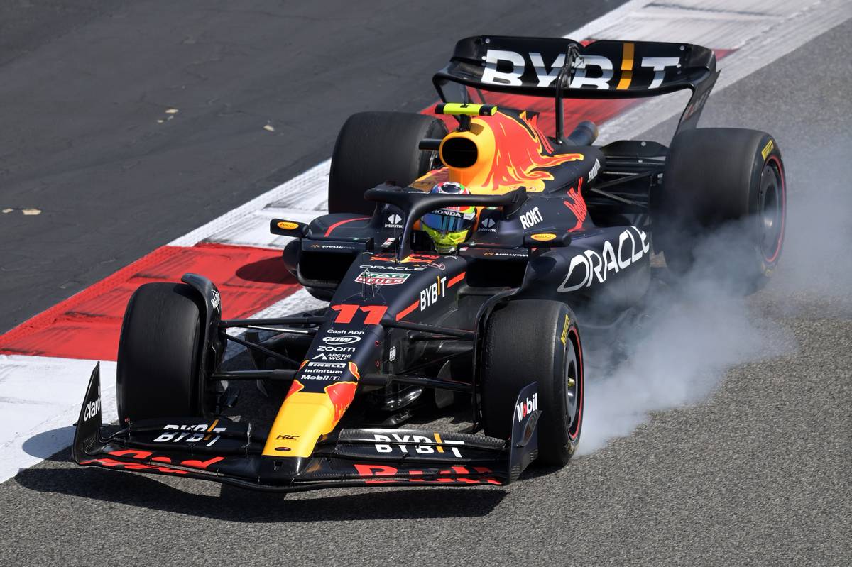 Sergio Perez (MEX) Red Bull Racing RB19 locks up under braking. 24.02.2023. Formula 1 Testing, Sakhir, Bahrain, Day Two.