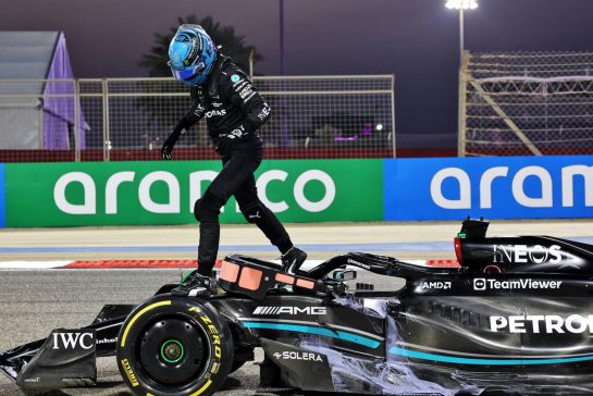 George Russell (GBR) Mercedes AMG F1 W14 stopped on the circuit.
24.02.2023. Formula 1 Testing, Sakhir, Bahrain, Day Two.
- www.xpbimages.com, EMail: requests@xpbimages.com © Copyright: Bearne / XPB Images