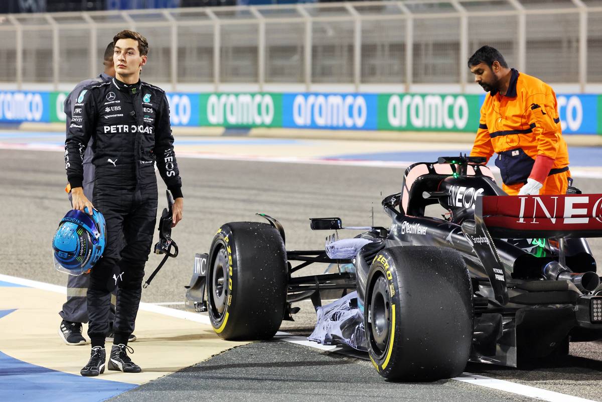 George Russell (GBR) Mercedes AMG F1 W14 stopped on the circuit. 24.02.2023. Formula 1 Testing, Sakhir, Bahrain, Day Two.