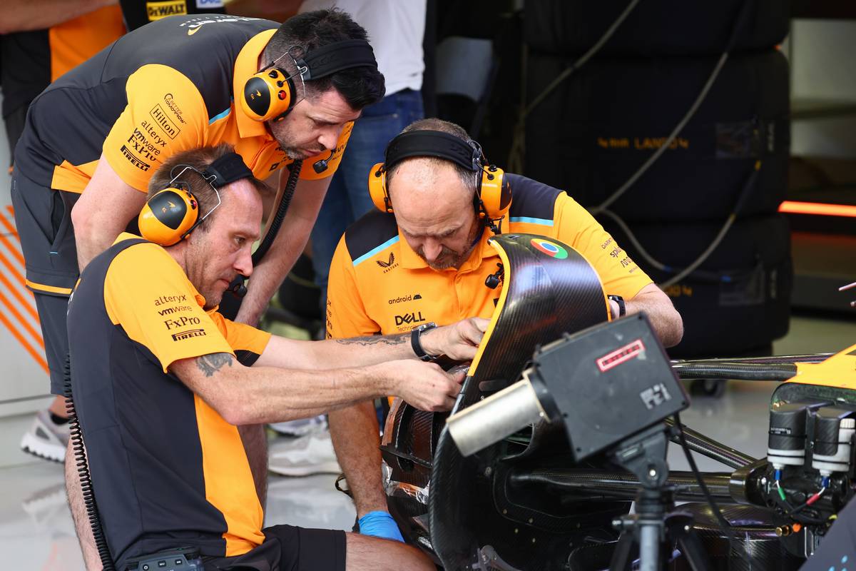 McLaren MCL60 front brakes worked on by mechanics. 25.02.2023. Formula 1 Testing, Sakhir, Bahrain, Day Three.