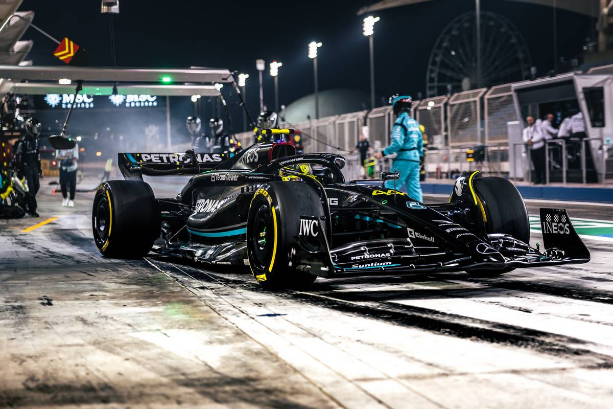 Lewis Hamilton (GBR) Mercedes AMG F1 W14 practices a pit stop.
25.02.2023. Formula 1 Testing, Sakhir, Bahrain, Day Three.