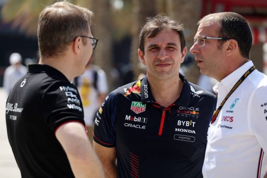 Andreas Seidl (GER) Sauber Group Chief Executive Officer (Left) with Pierre Wache (FRA) Red Bull Racing Technical Director (Centre).
03.03.2023. Formula 1 World Championship, Rd 1, Bahrain Grand Prix, Sakhir, Bahrain, Practice Day
- www.xpbimages.com, EMail: requests@xpbimages.com © Copyright: Bearne / XPB Images