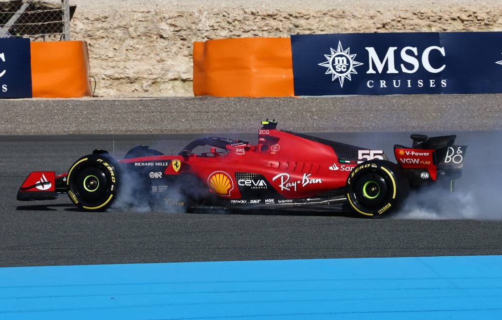 Carlos Sainz Jr (ESP) Ferrari SF-23 locks up under braking and runs wide. 03.03.2023. Formula 1 World Championship, Rd 1, Bahrain Grand Prix, Sakhir, Bahrain, Practice Day