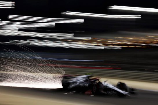 Yuki Tsunoda (JPN) AlphaTauri AT04 sends sparks flying.
03.03.2023. Formula 1 World Championship, Rd 1, Bahrain Grand Prix, Sakhir, Bahrain, Practice Day
- www.xpbimages.com, EMail: requests@xpbimages.com © Copyright: Moy / XPB Images
