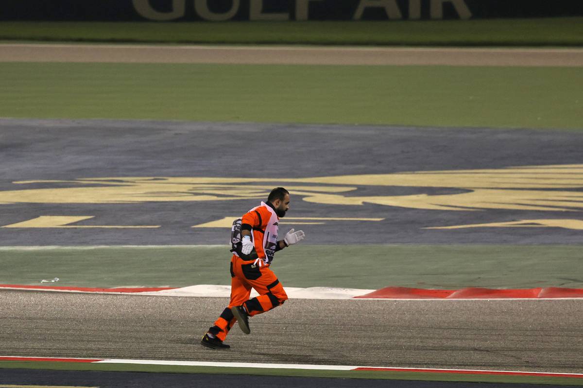 A marshal clears debris from the circuit.
04.03.2023. Formula 1 World Championship, Rd 1, Bahrain Grand Prix, Sakhir, Bahrain, Qualifying Day.