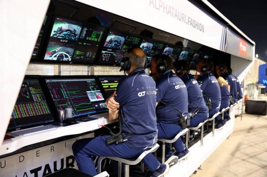 AlphaTauri pit gantry.
04.03.2023. Formula 1 World Championship, Rd 1, Bahrain Grand Prix, Sakhir, Bahrain, Qualifying Day.
- www.xpbimages.com, EMail: requests@xpbimages.com © Copyright: Batchelor / XPB Images