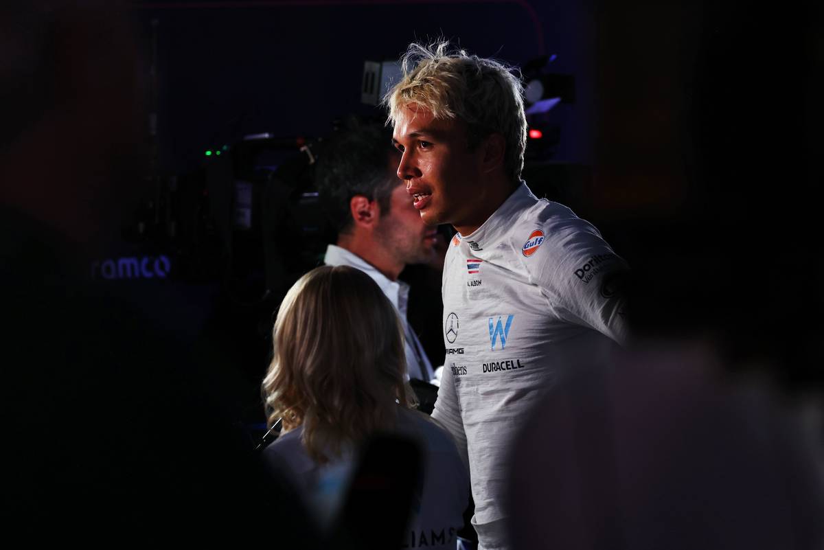 Berseri-seri Albon ‘sangat bangga’ Williams setelah GP Bahrain