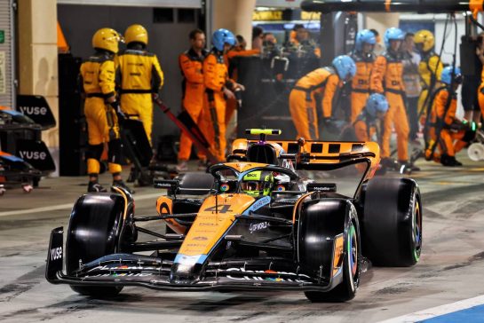 Lando Norris (GBR) McLaren MCL60 makes a pit stop.
05.03.2023. Formula 1 World Championship, Rd 1, Bahrain Grand Prix, Sakhir, Bahrain, Race Day.
- www.xpbimages.com, EMail: requests@xpbimages.com © Copyright: Batchelor / XPB Images