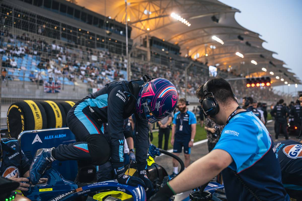 Alexander Albon (THA) Williams Racing FW45 on the grid. 05.03.2023. Formula 1 World Championship, Rd 1, Bahrain Grand Prix, Sakhir, Bahrain, Race Day.