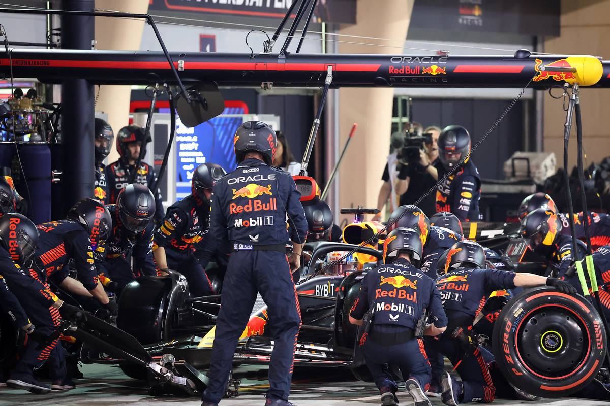 Max Verstappen (NLD) Red Bull Racing RB19 makes a pit stop.
05.03.2023. Formula 1 World Championship, Rd 1, Bahrain Grand Prix, Sakhir, Bahrain, Race Day.