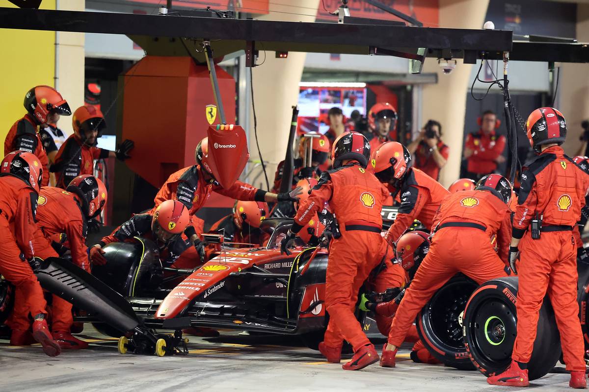 Carlos Sainz Jr (ESP) Ferrari SF-23 makes a pit stop.
05.03.2023. Formula 1 World Championship, Rd 1, Bahrain Grand Prix, Sakhir, Bahrain, Race Day.