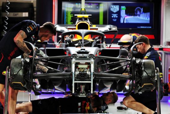 Red Bull Racing RB19 prepared by mechanics.
16.03.2023. Formula 1 World Championship, Rd 2, Saudi Arabian Grand Prix, Jeddah, Saudi Arabia, Preparation Day.
- www.xpbimages.com, EMail: requests@xpbimages.com © Copyright: Rew / XPB Images