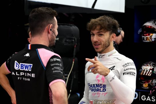 Johnny Goodenough (GBR) Alpine F1 Team Mechanic with Pierre Gasly (FRA) Alpine F1 Team.
17.03.2023. Formula 1 World Championship, Rd 2, Saudi Arabian Grand Prix, Jeddah, Saudi Arabia, Practice Day.
- www.xpbimages.com, EMail: requests@xpbimages.com © Copyright: Moy / XPB Images